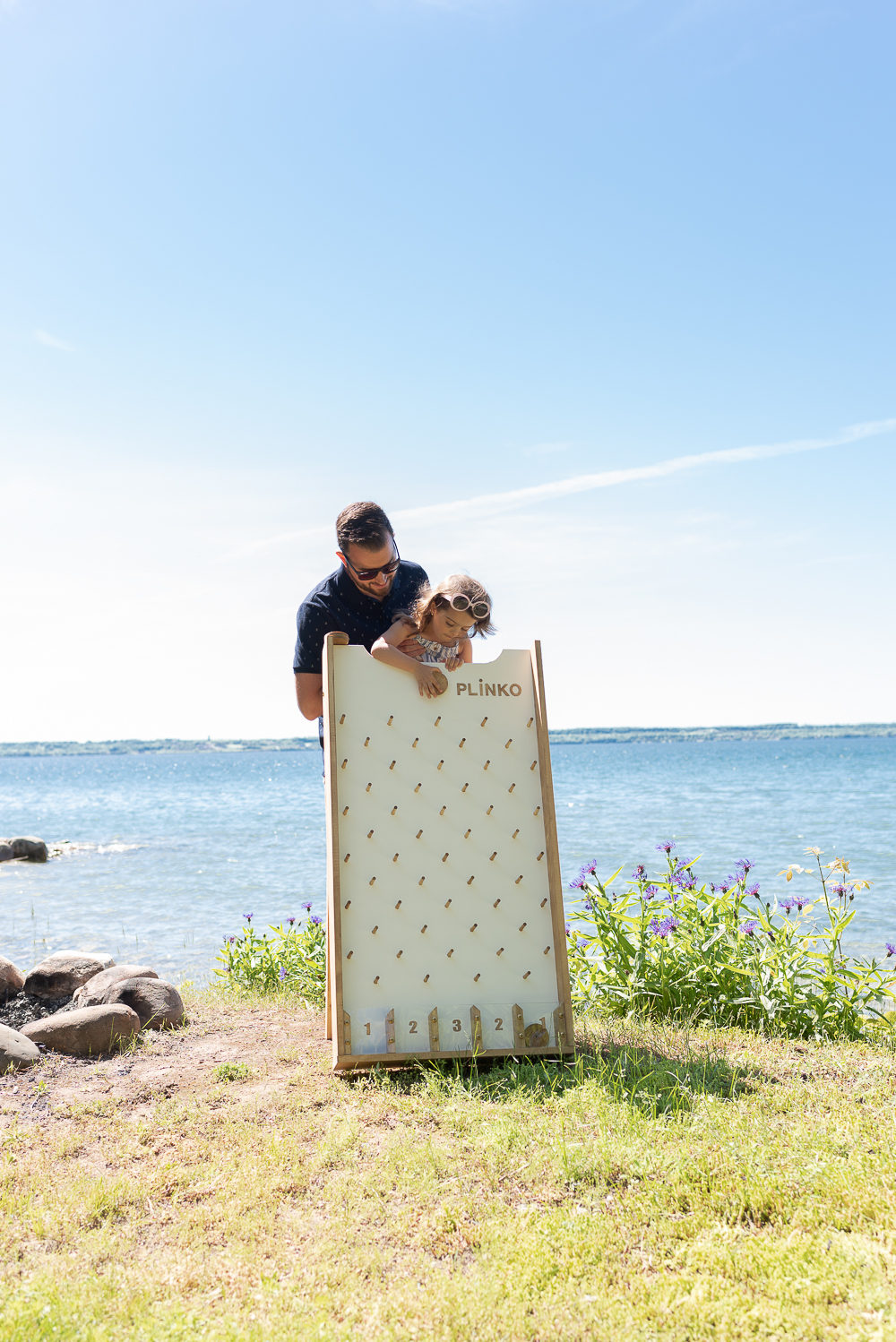 Giocatori durante una partita a Plinko